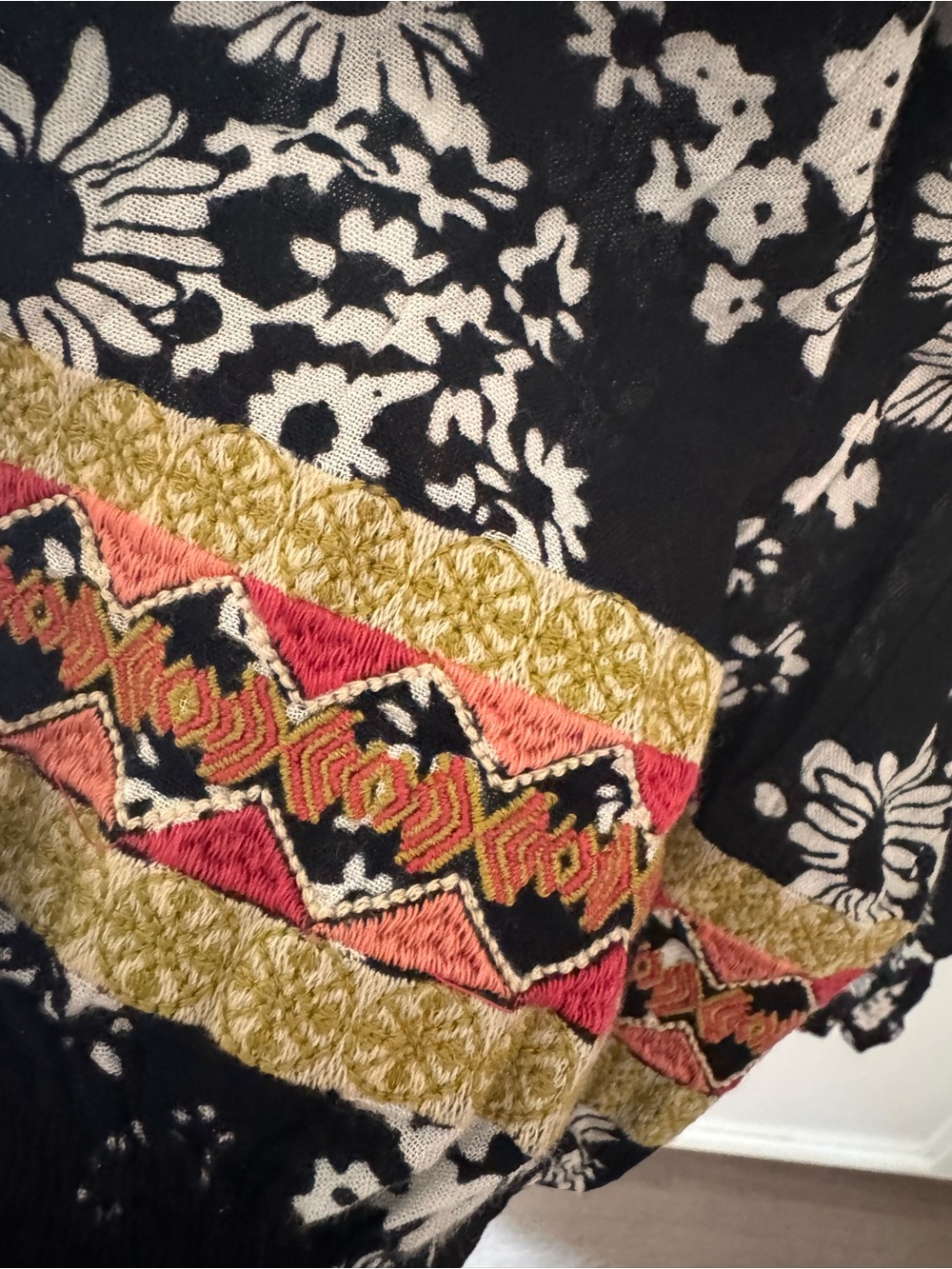 THML Black White Floral Embroidered Sleeve Boho Blouse Top Size Small NWT/NWOT - Picture 4 of 9